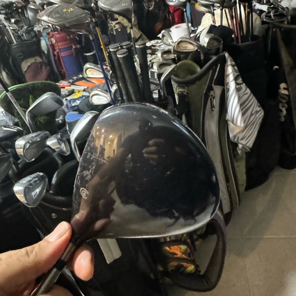 Cleveland Launcher ti460 driver 9.5 deg in rh
Graphite shaft in stiff flex
Used - Picture 2 of 7